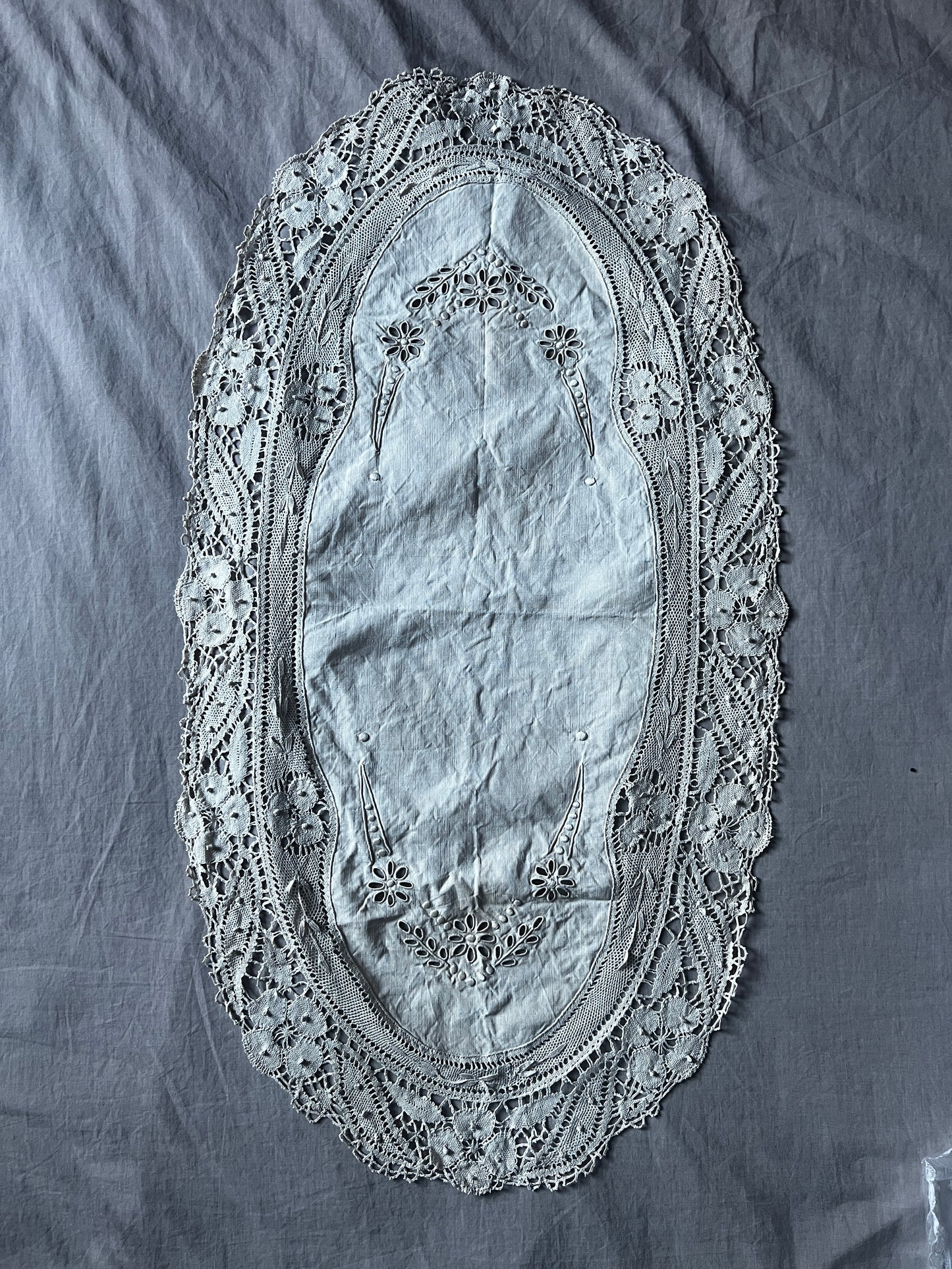 レースと刺繍の楕円形クロス