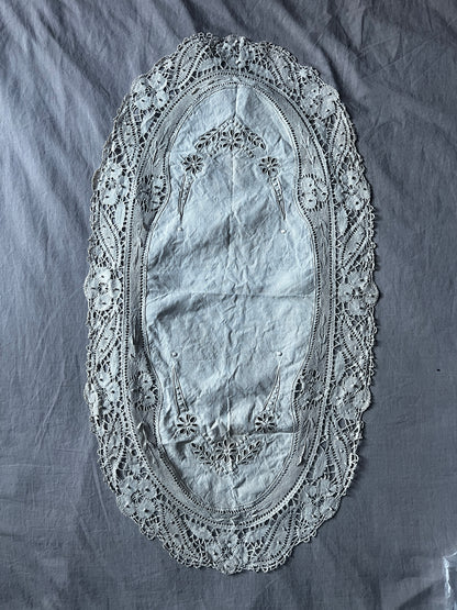 レースと刺繍の楕円形クロス