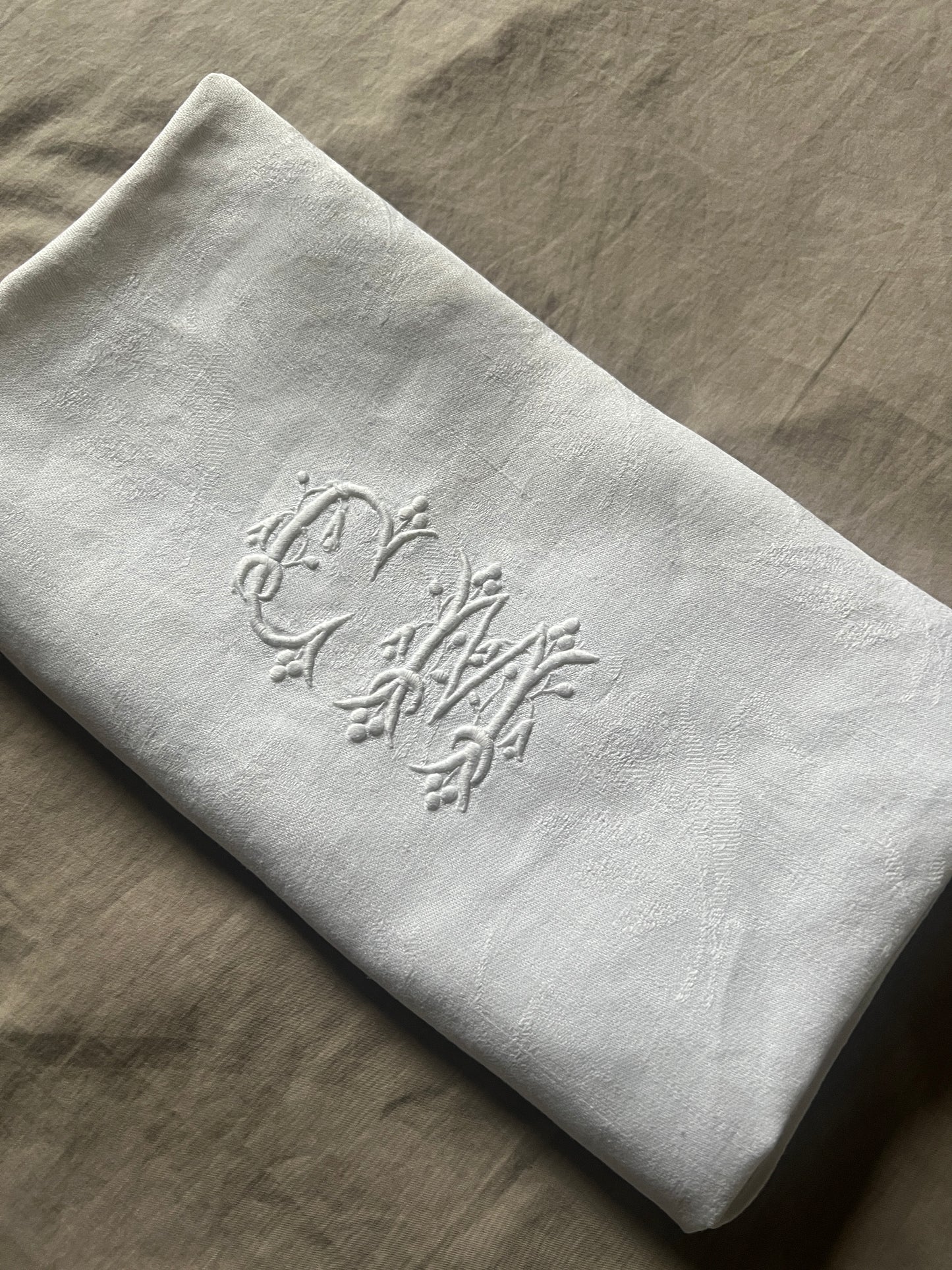 モノグラム刺繍ダマスク布