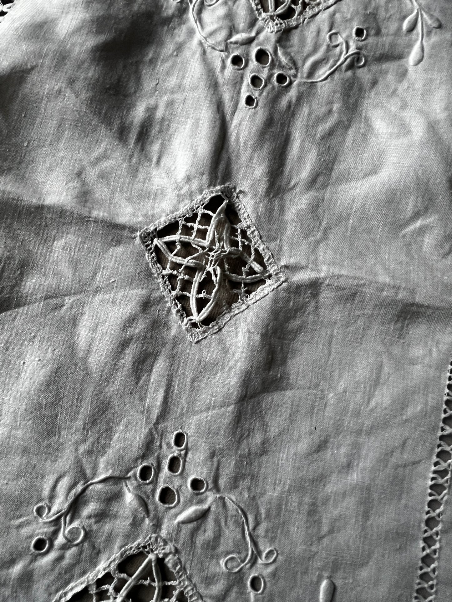 レースと刺繍のクロス