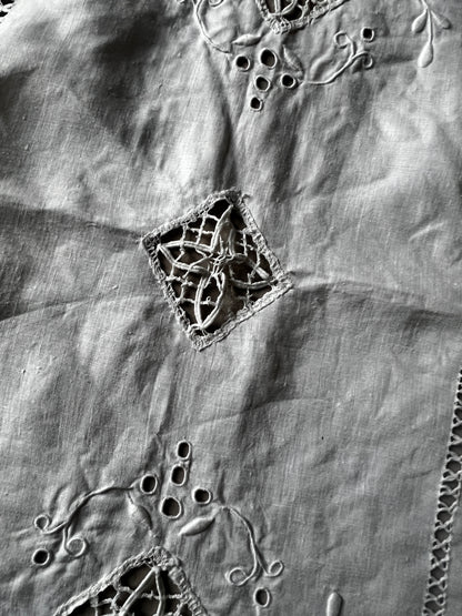 レースと刺繍のクロス