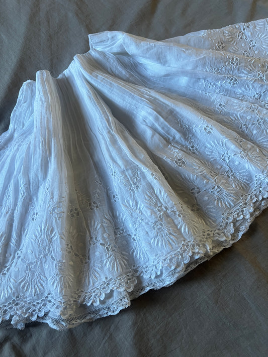 白刺繍ドレス裾飾り