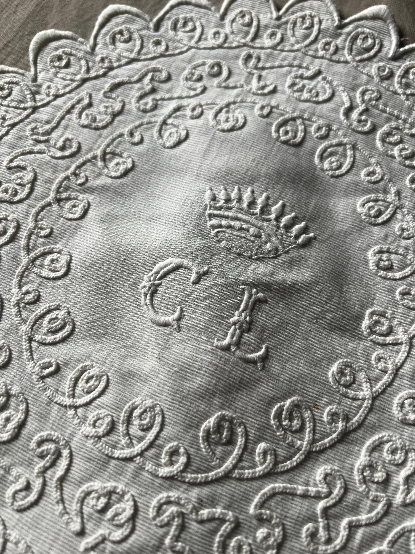 刺繍ドイリー(王冠)