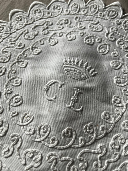 刺繍ドイリー(王冠)