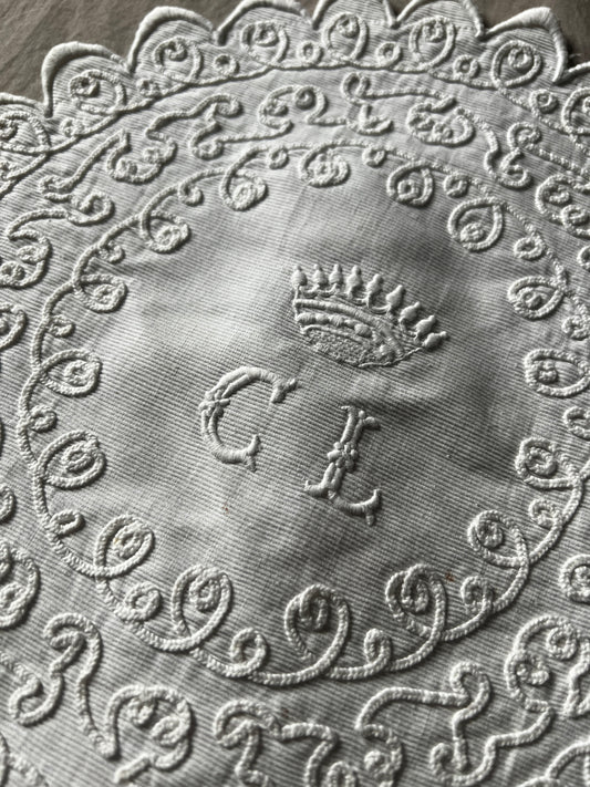 刺繍ドイリー(王冠)