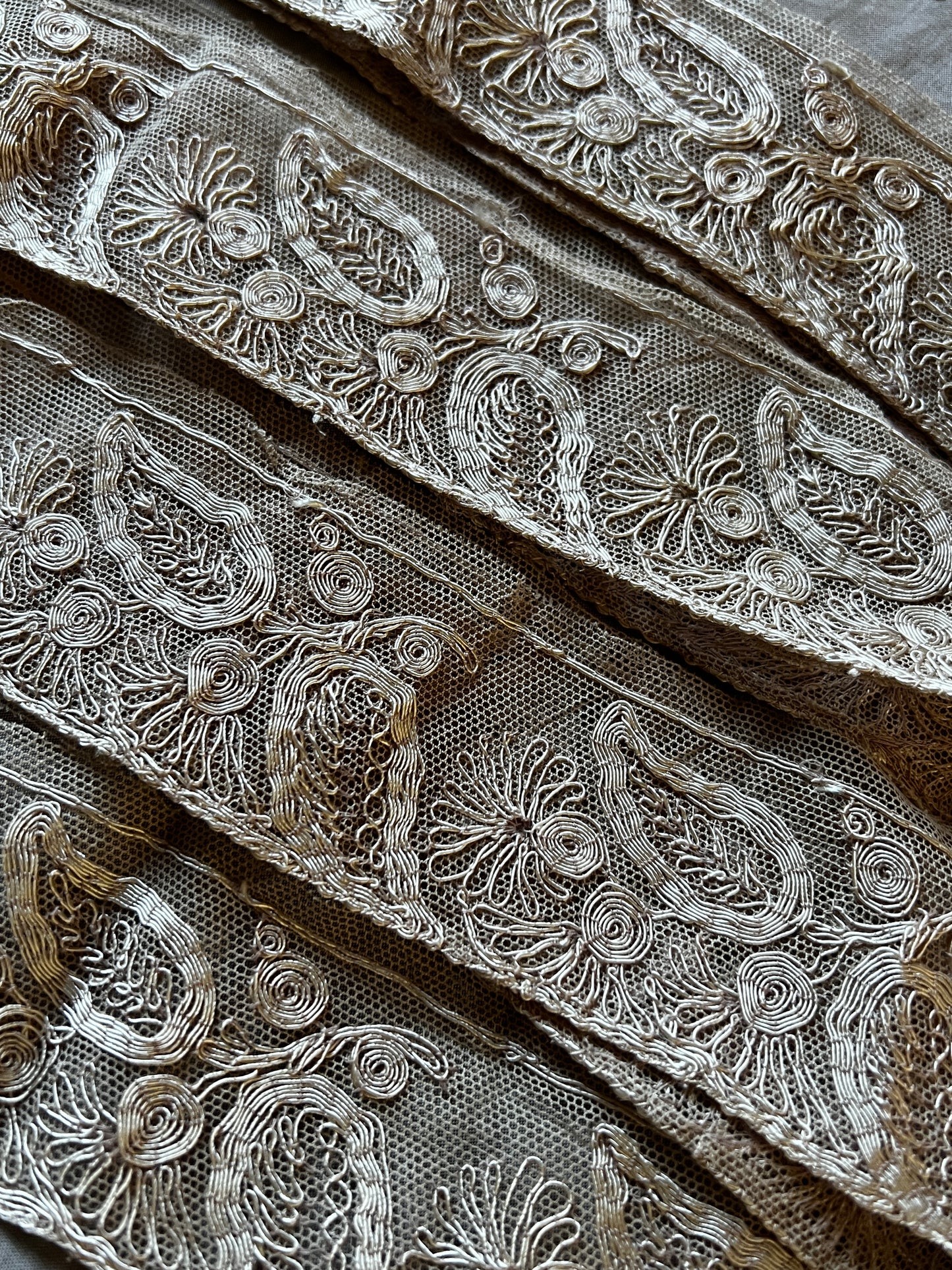 チュール刺繍レース