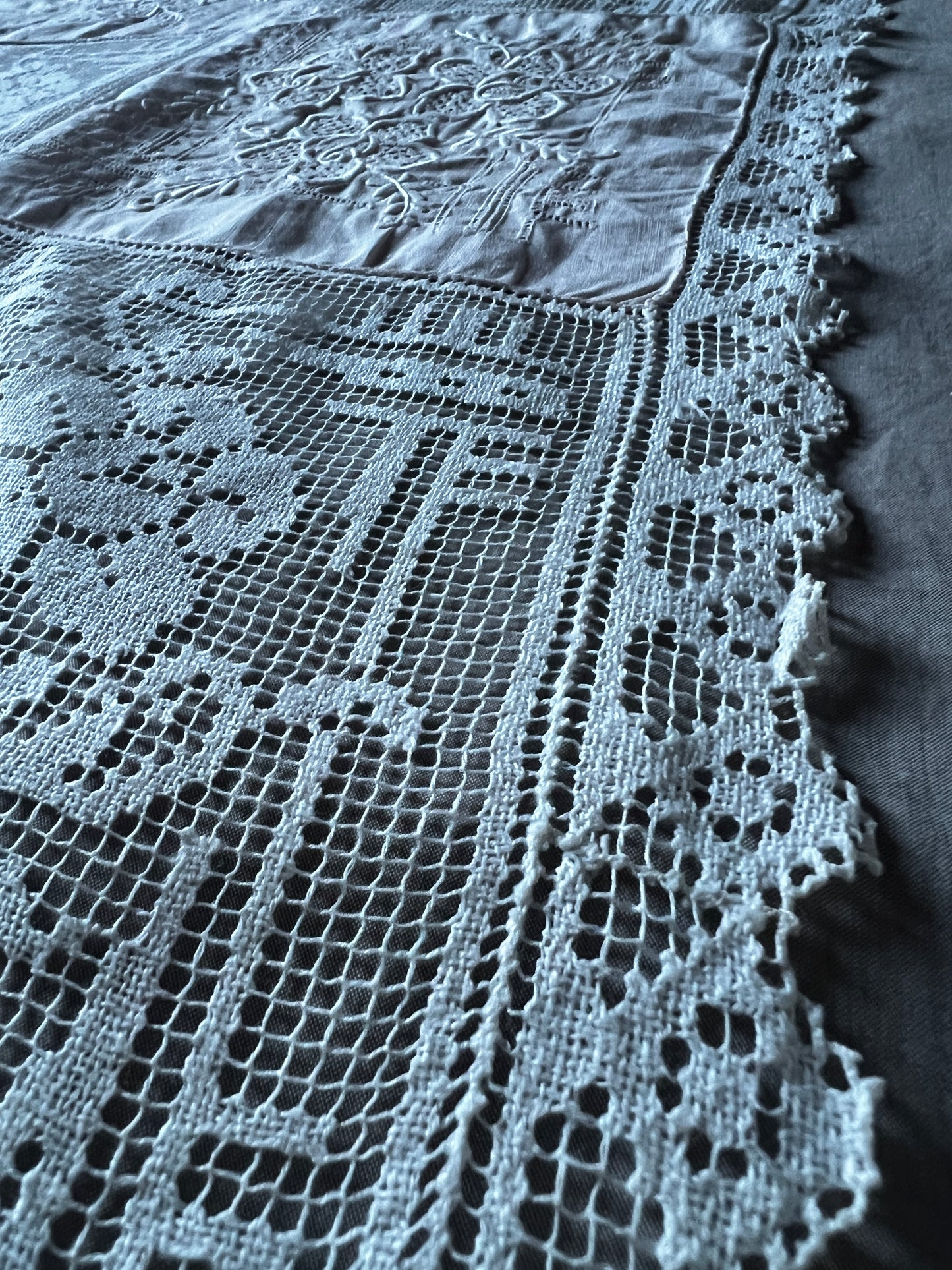 刺繍とレースの正方形クロス