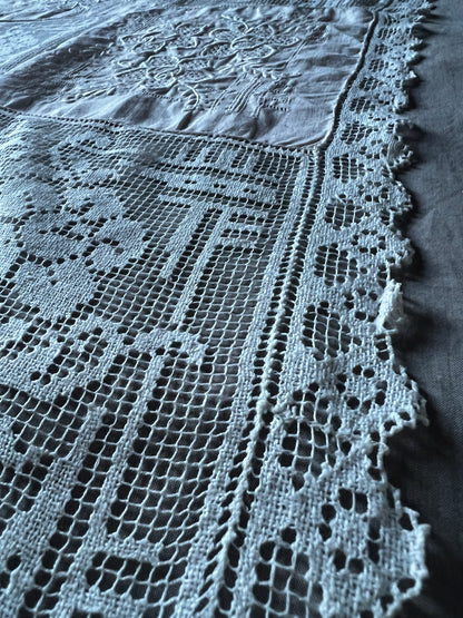 刺繍とレースの正方形クロス