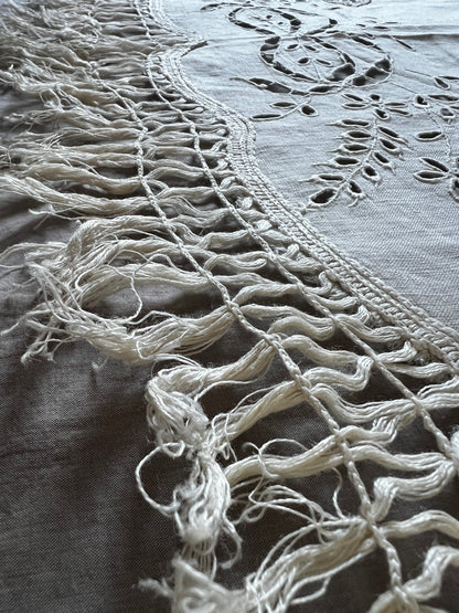 カットワーク刺繍の棚飾り