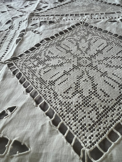 レースと刺繍の飾り布