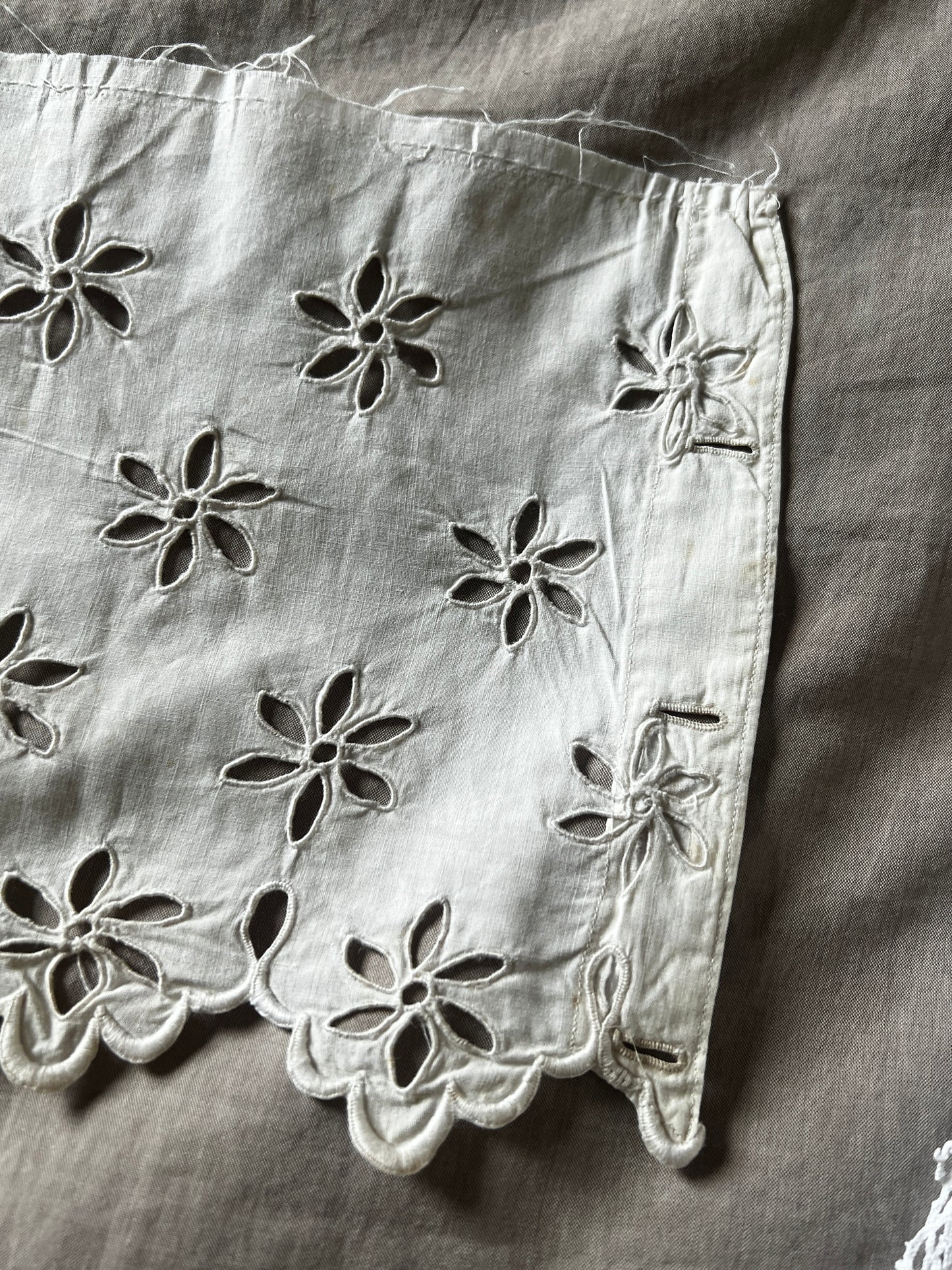 カットワークドレスパーツ