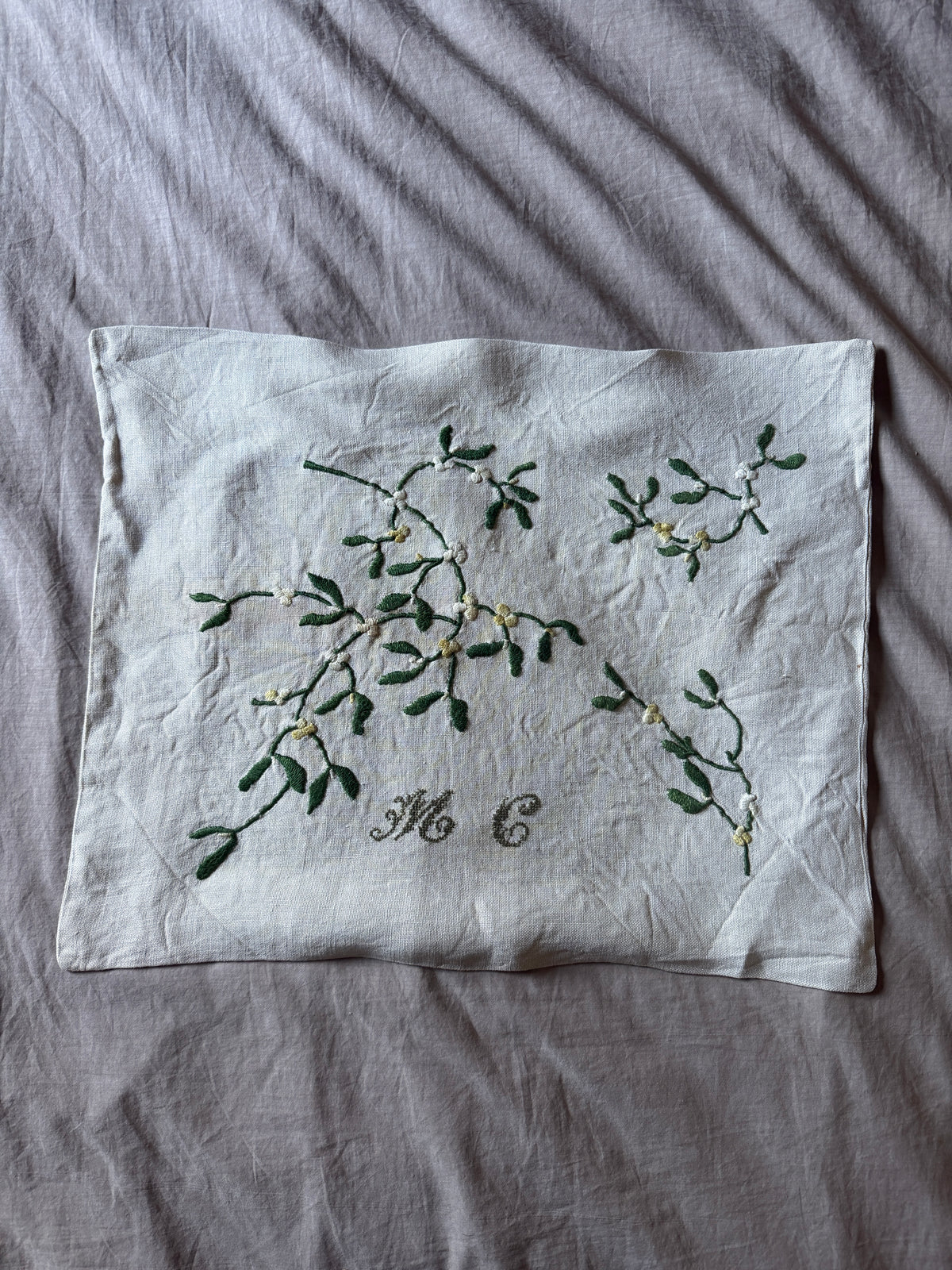 ヤドリギの刺繍のクッションカバー