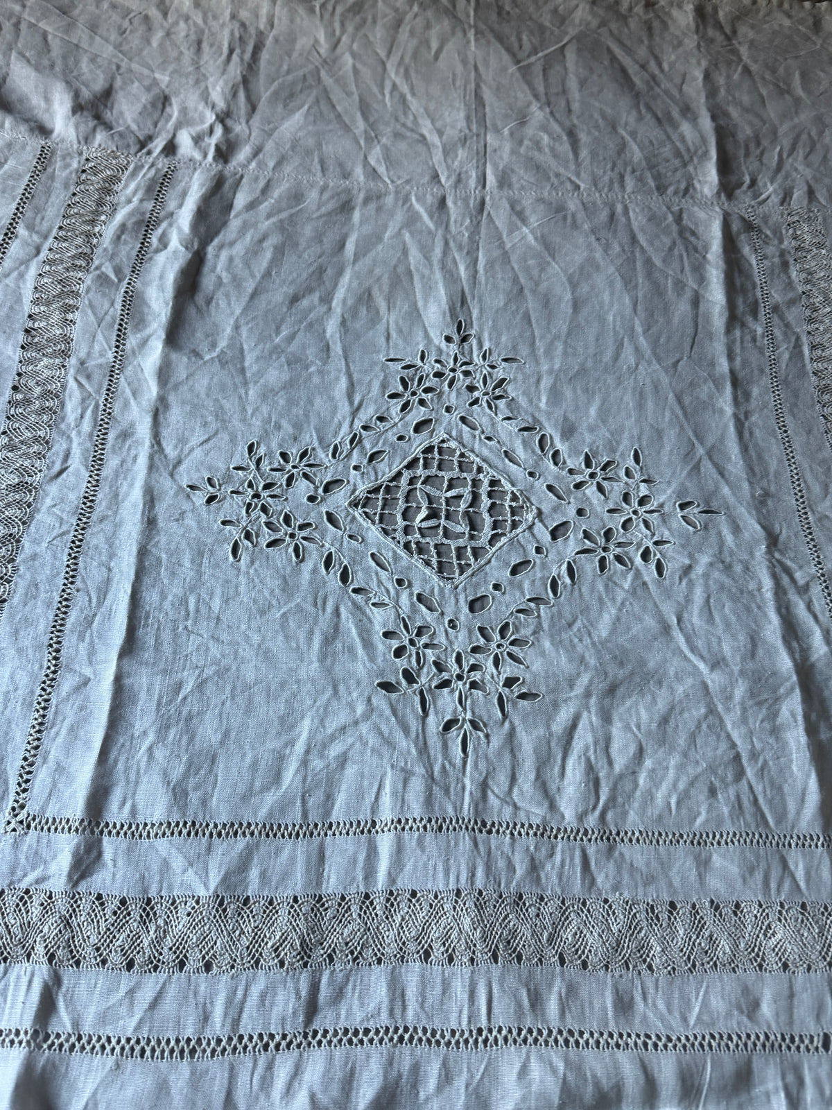 レースと刺繍のクロス(カーテン)