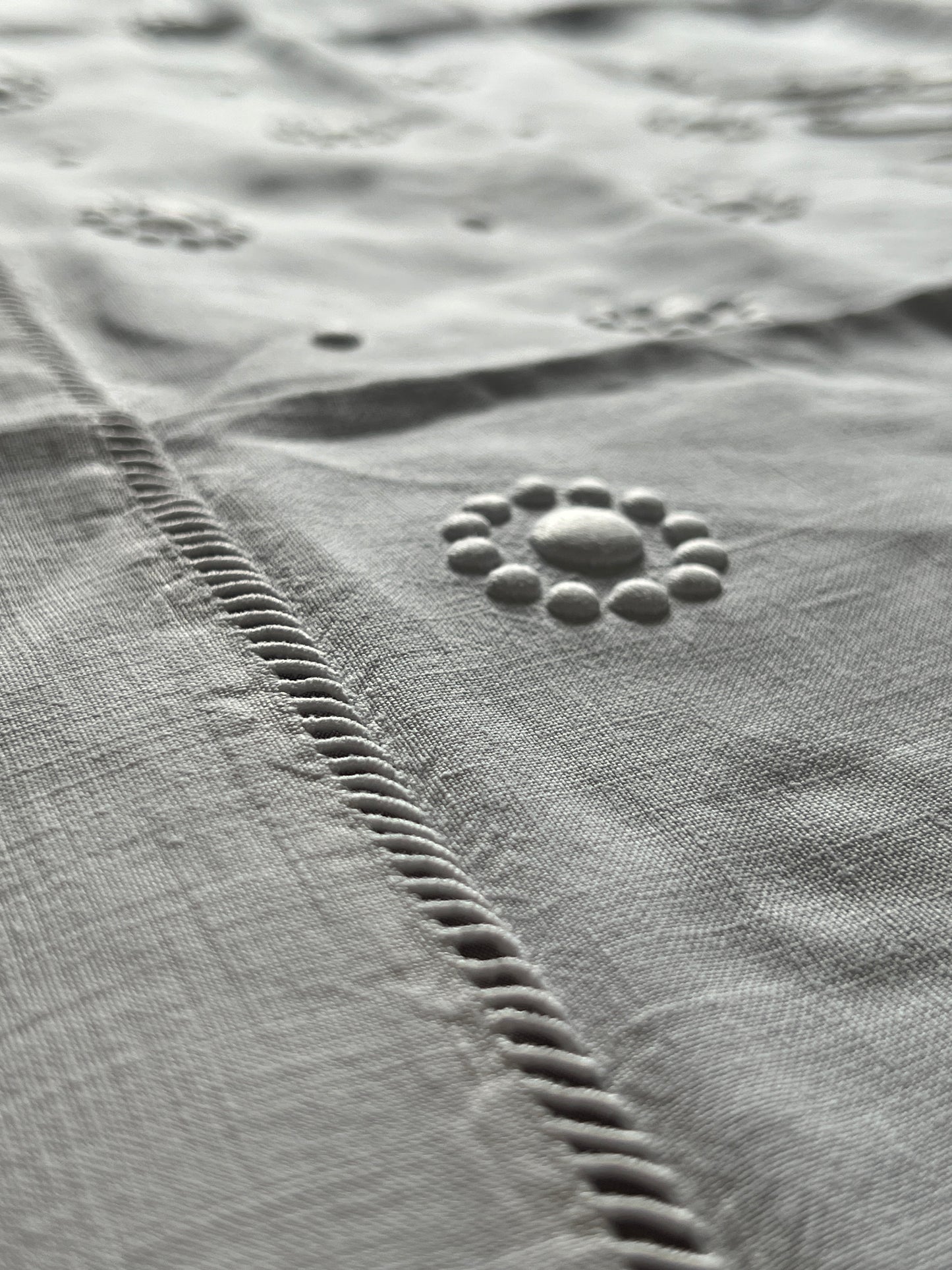 モノグラム刺繍リネン端布