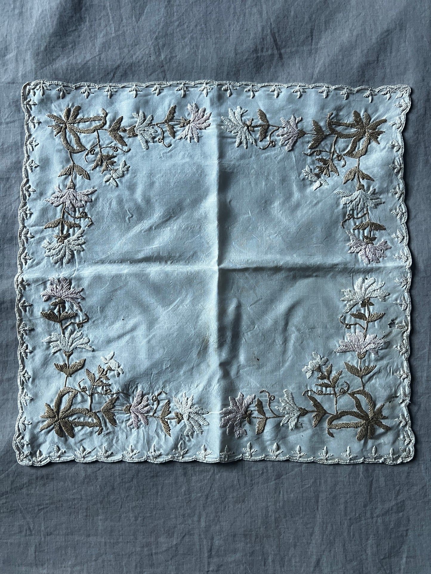 シルクサテンの刺繍ハンカチ