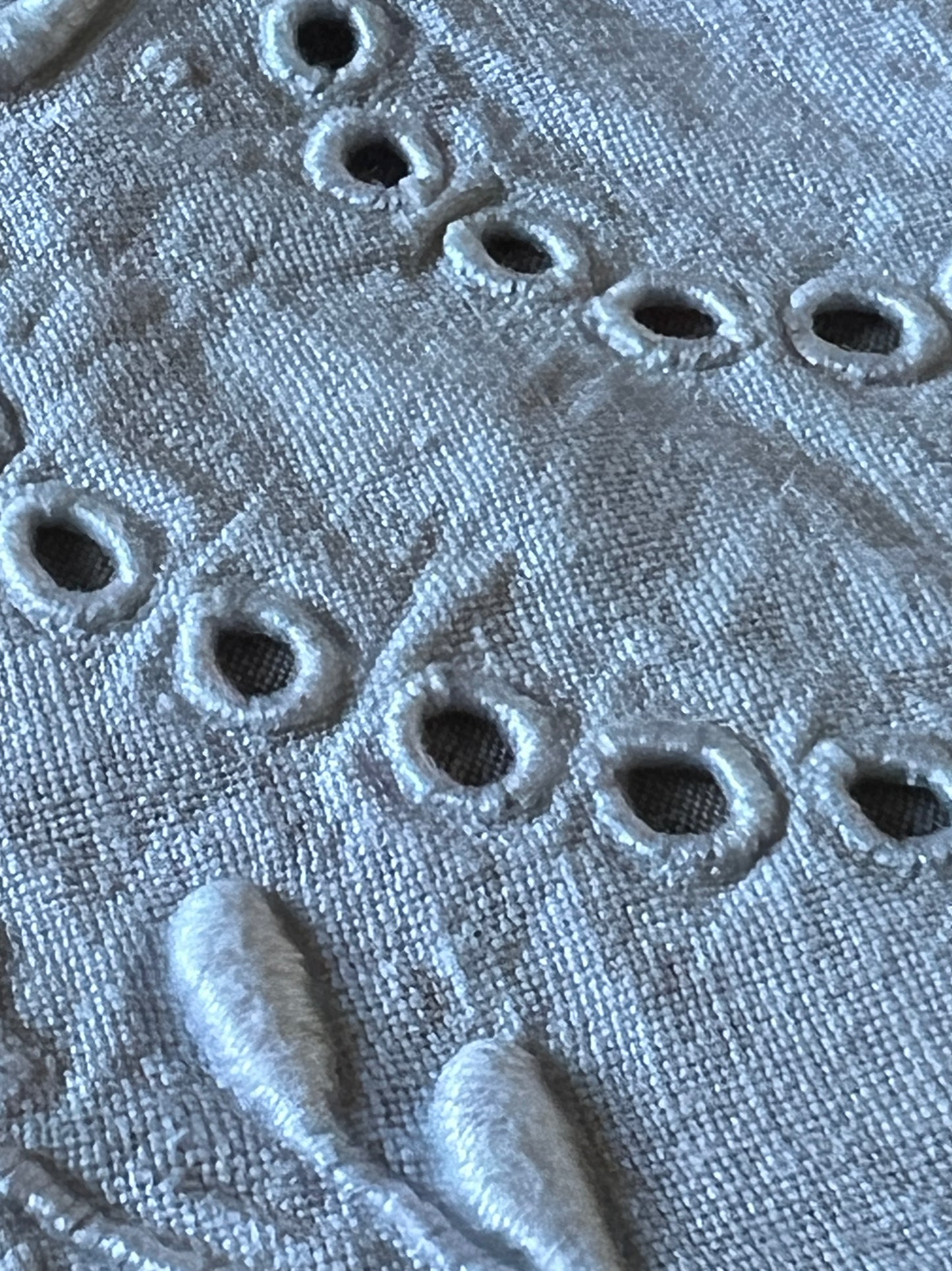 カットワーク刺繍の正方形クロス