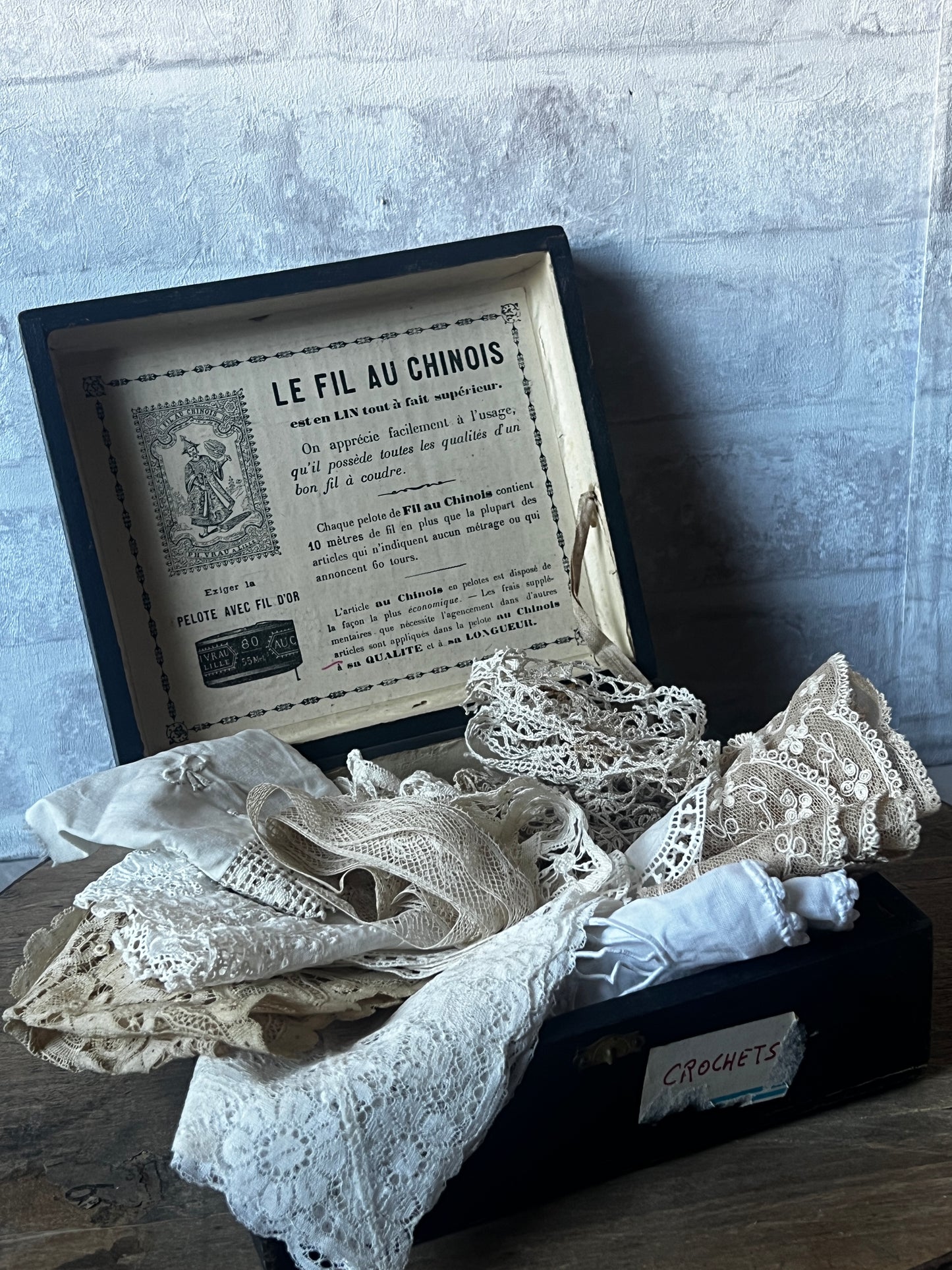 古い糸木箱とアンティークレースセット