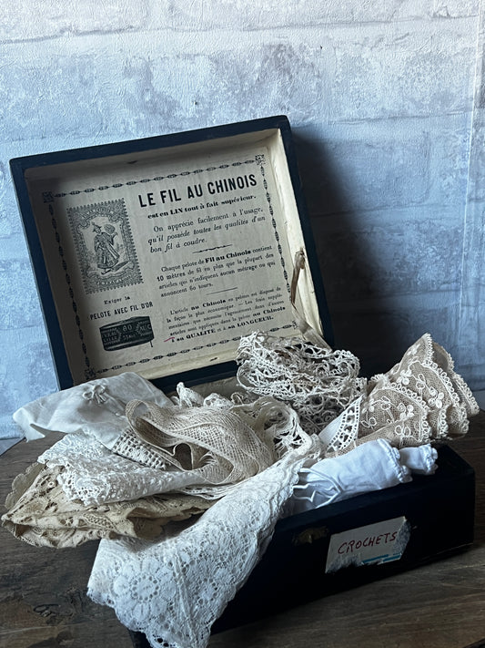 古い糸木箱とアンティークレースセット