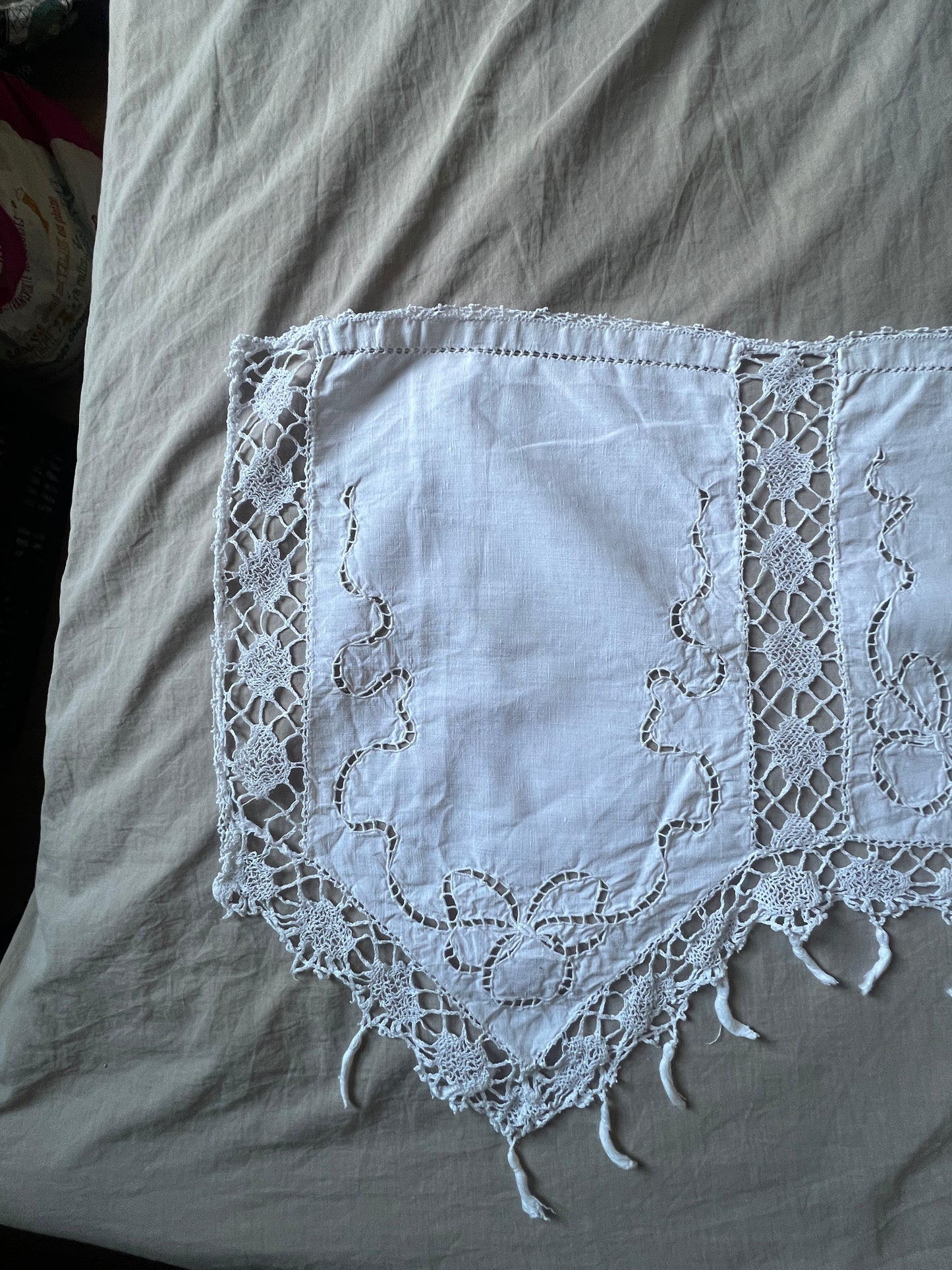 刺繍とレースの棚飾り