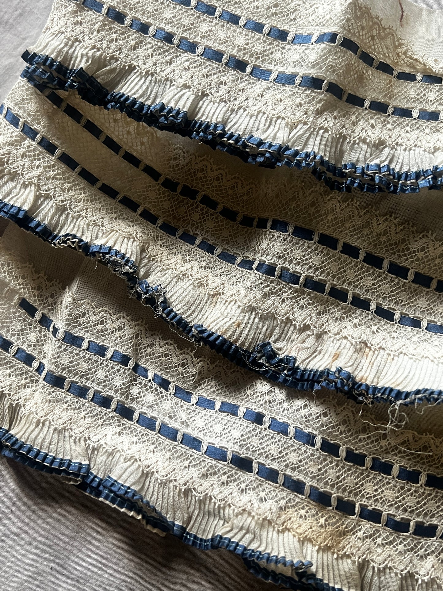 レースとフリルのプリーツ飾り