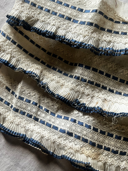 レースとフリルのプリーツ飾り