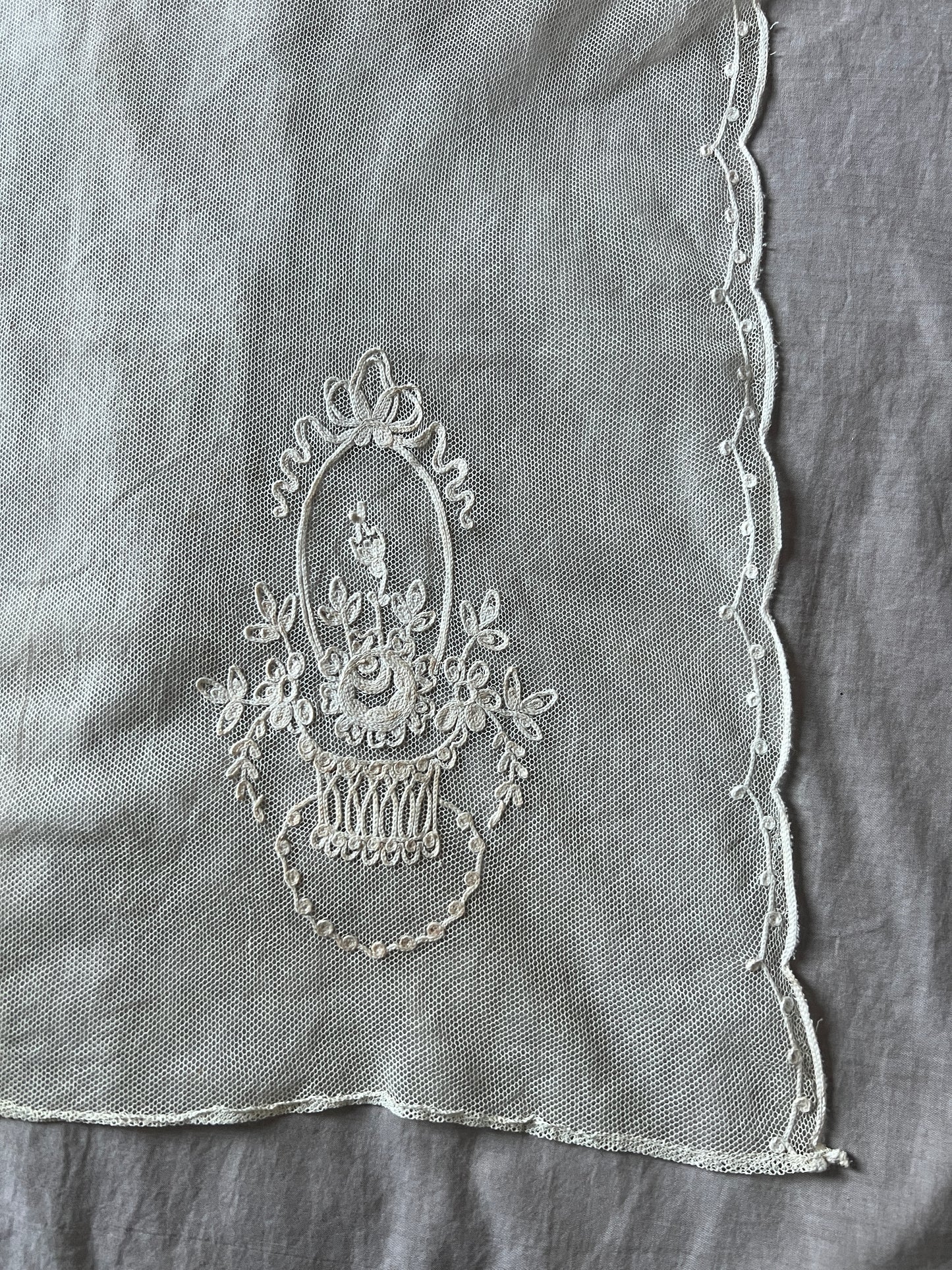 チュール刺繍レースのミニカーテン