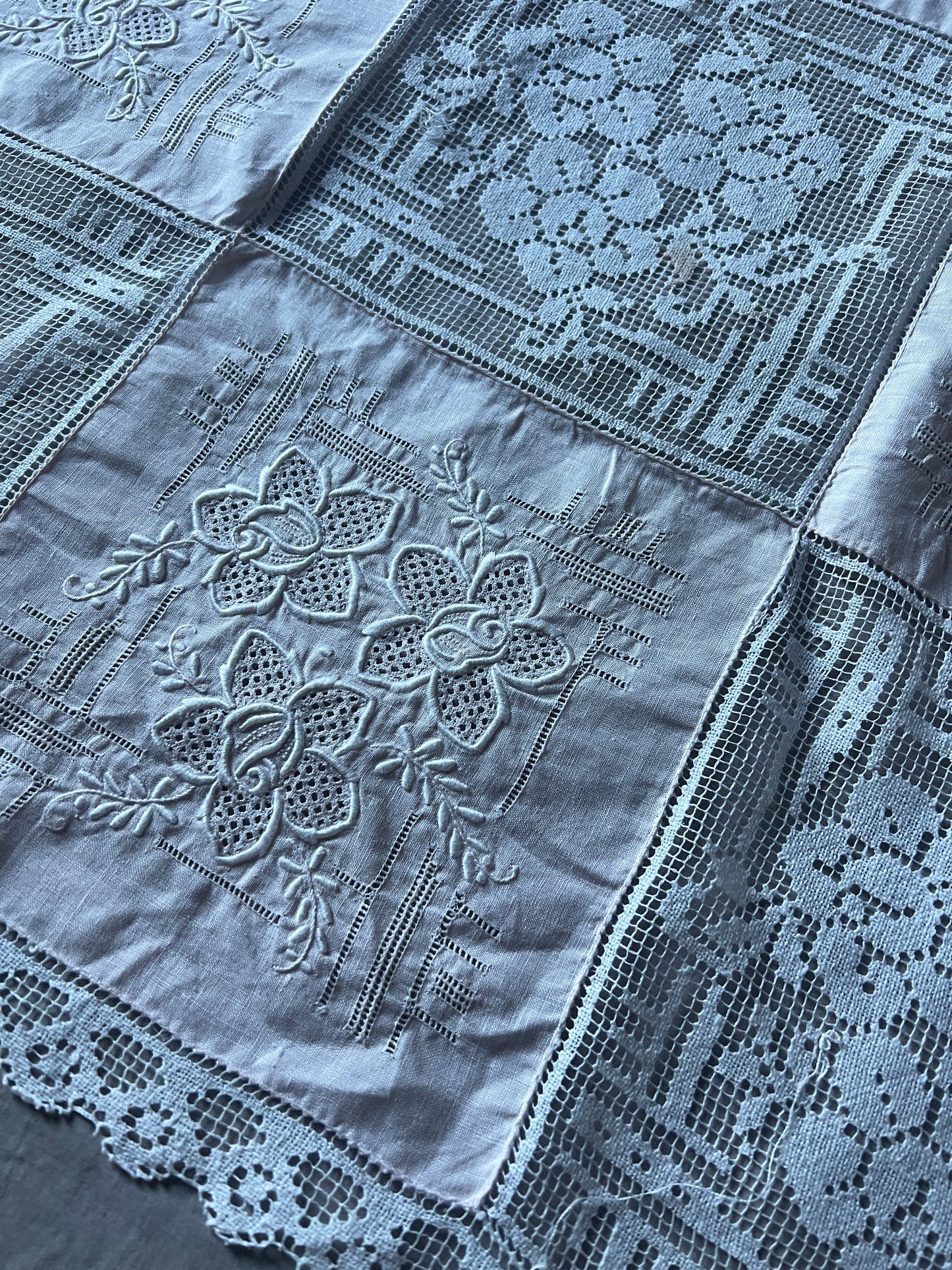 刺繍とレースの正方形クロス