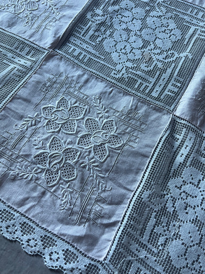 刺繍とレースの正方形クロス