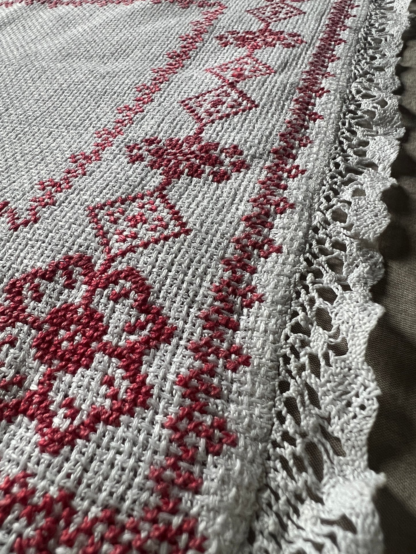 赤糸刺繍のクロス