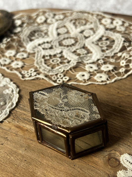 レースのガラス製ボックス