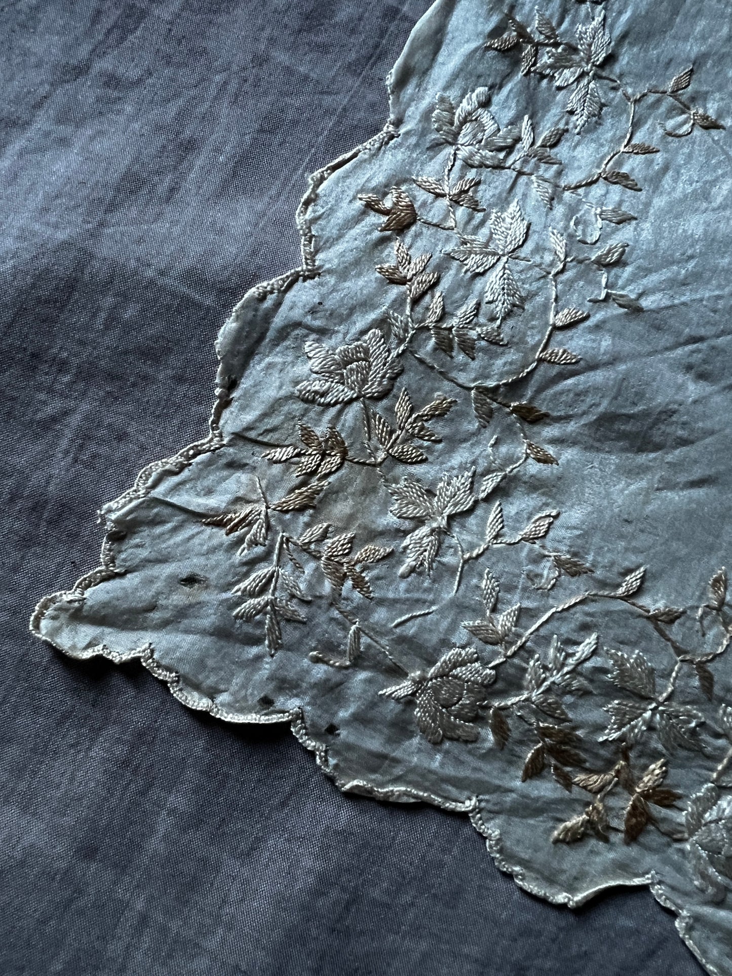 シルクサテンの刺繍ハンカチ