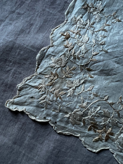 シルクサテンの刺繍ハンカチ