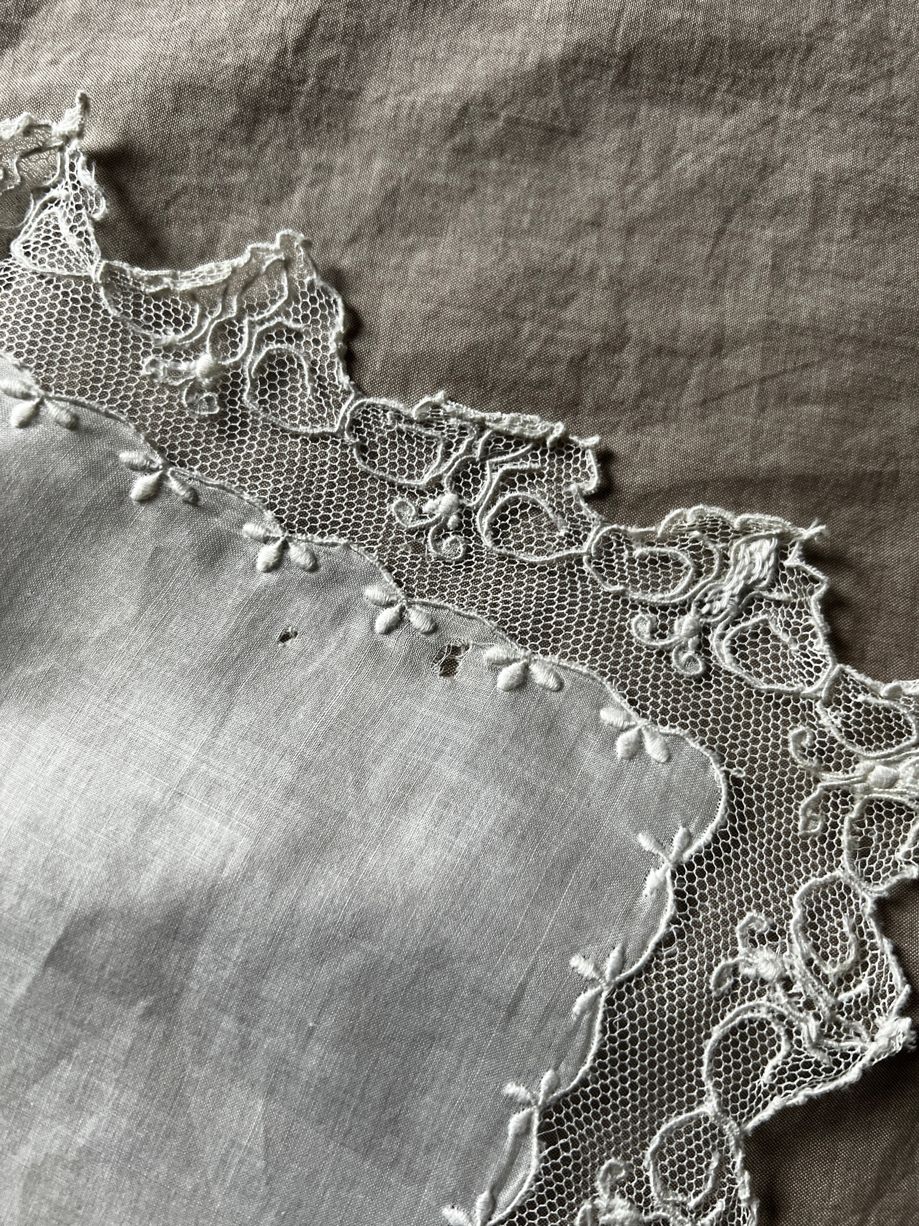 レースと刺繍のハンカチ – France Antique 銀色アンティーク