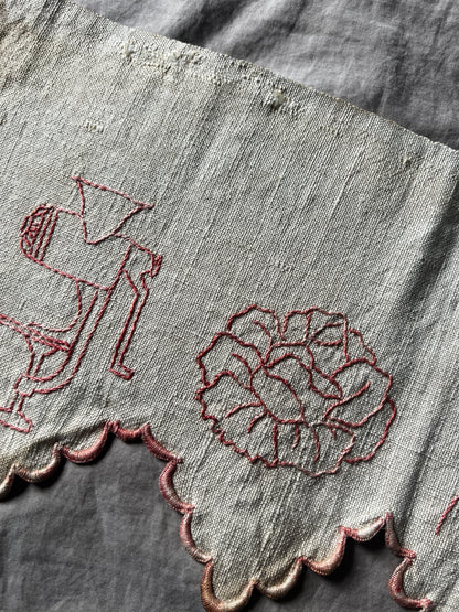 赤糸刺繍飾り布