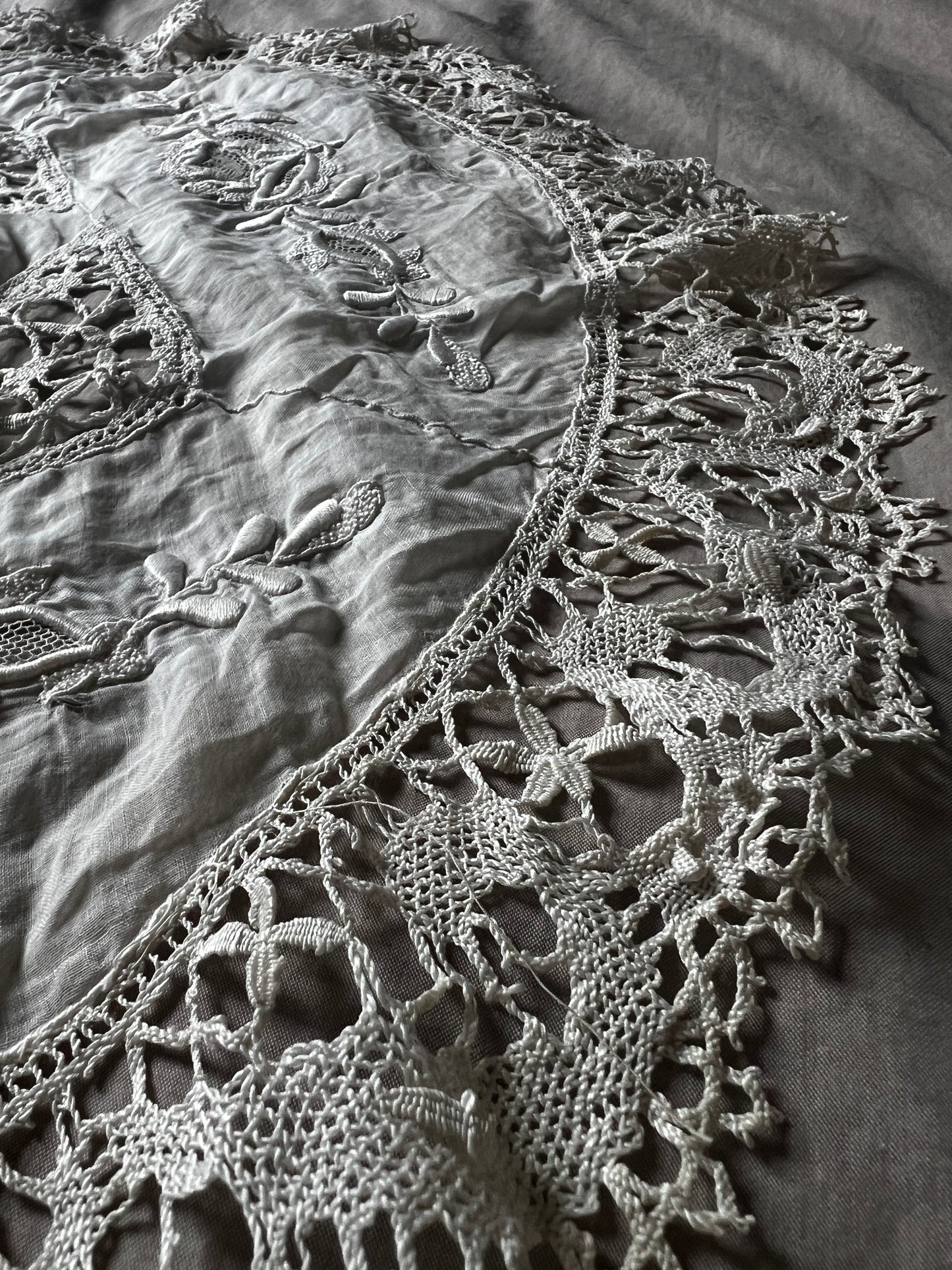 ★刺繍とレースの円形クロス(ダメージ)