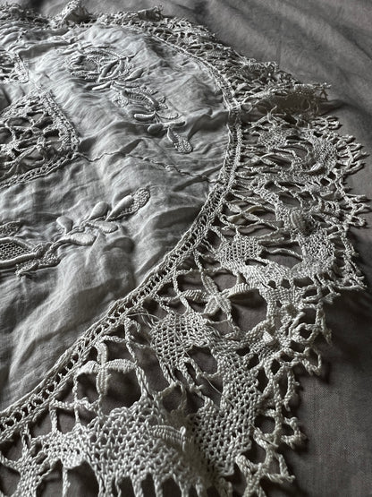 ★刺繍とレースの円形クロス(ダメージ)