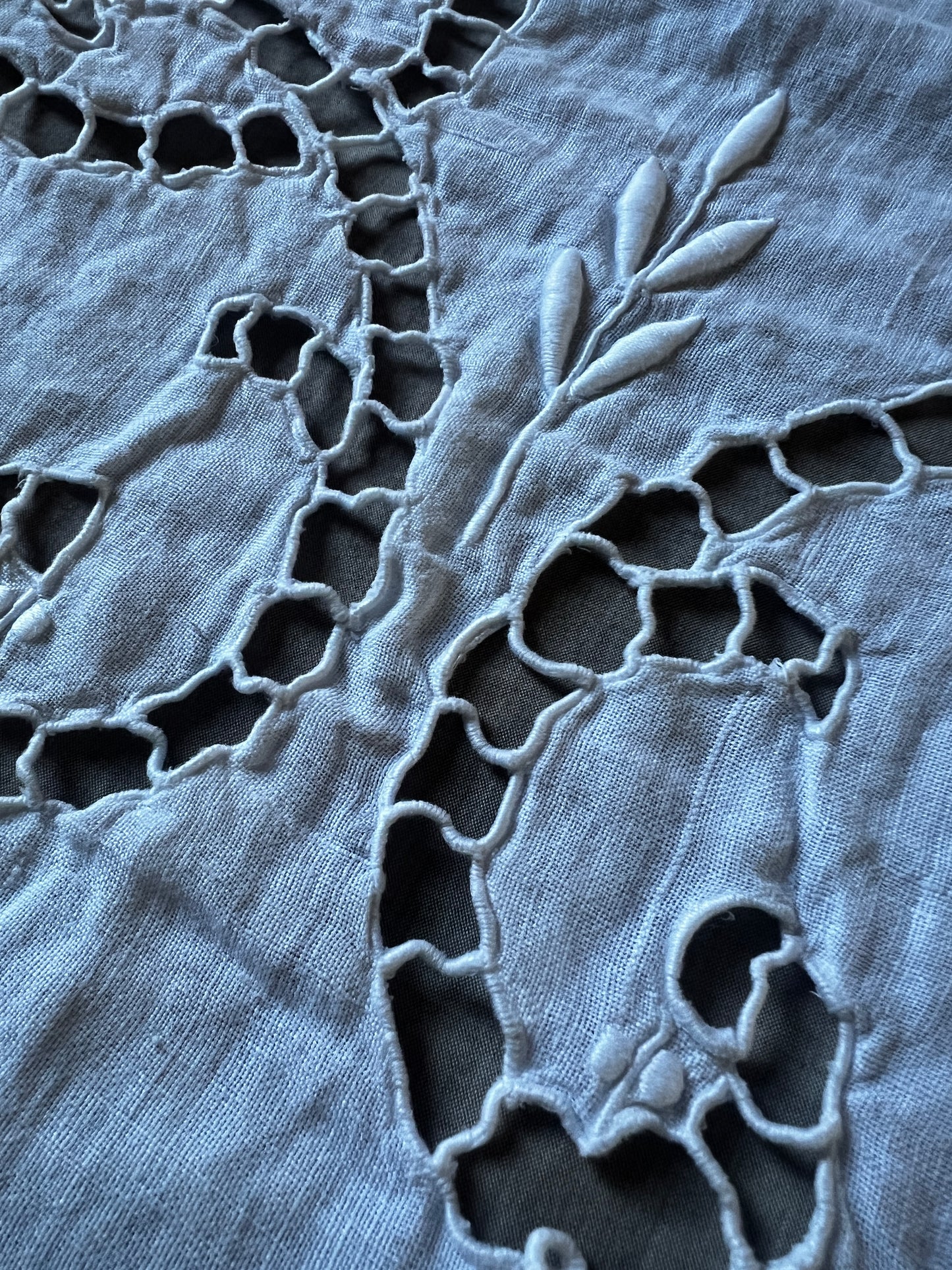 カットワークク刺繍大判クロス