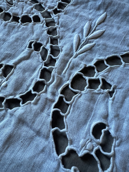 カットワークク刺繍大判クロス