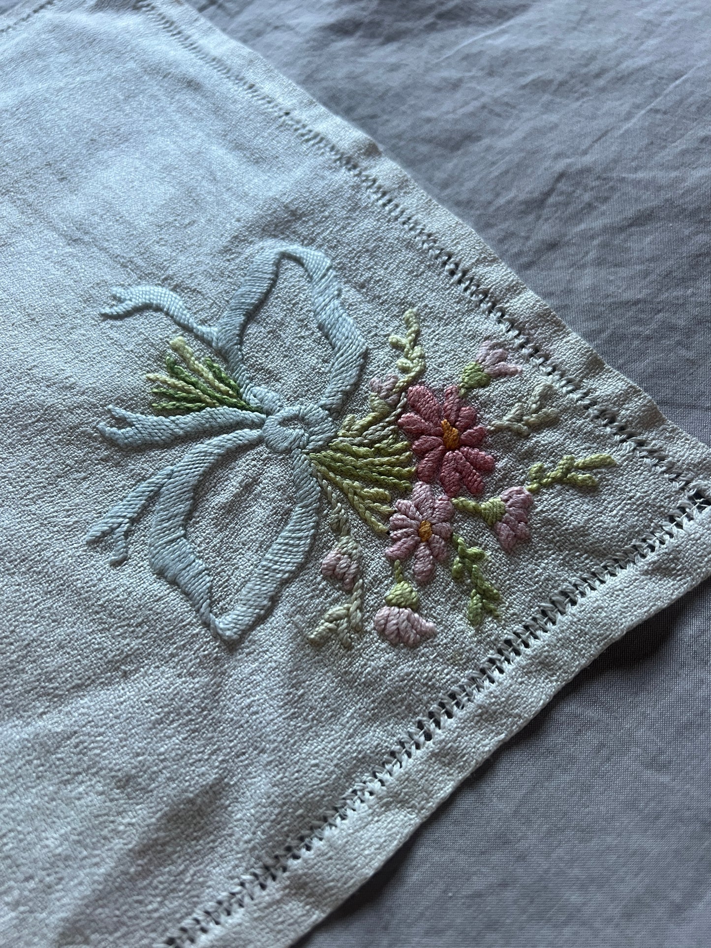 ★花の刺繍のミニクロス