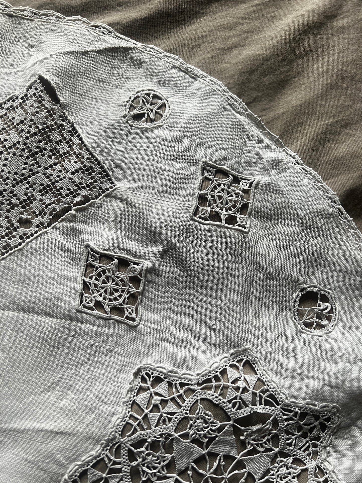 レースモチーフ円形クロス