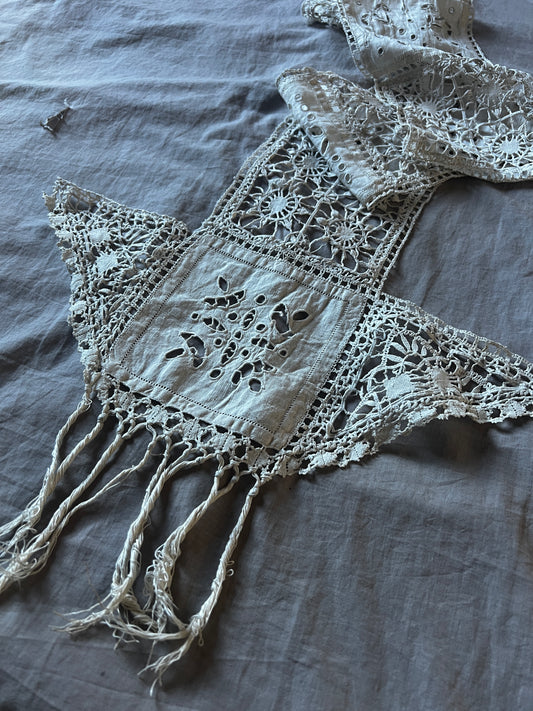 レースと刺繍の飾り布