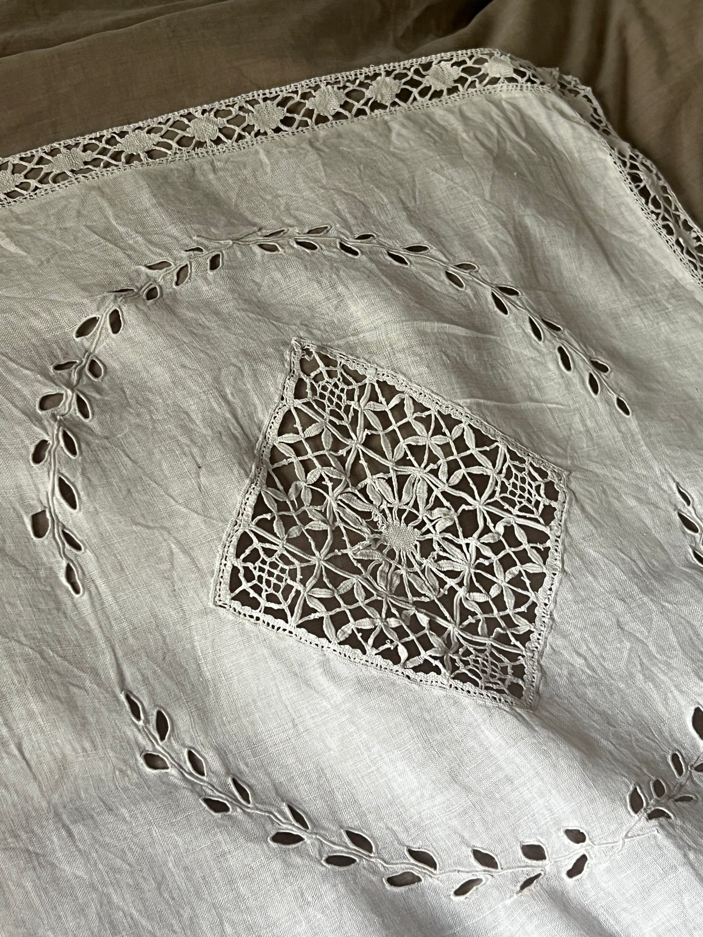 レースと刺繍のクロス
