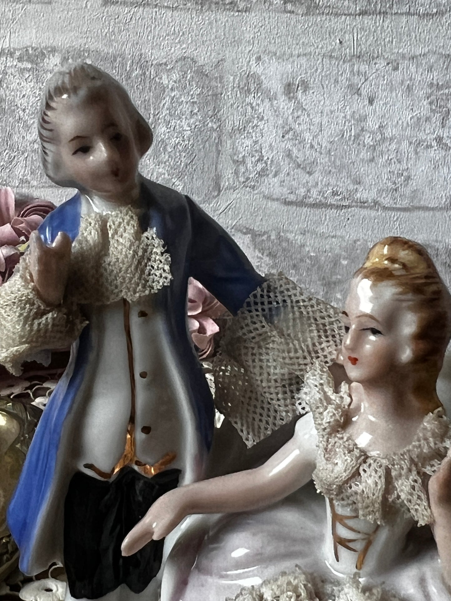 レース装飾磁器フィギュリン (ロココスタイル)