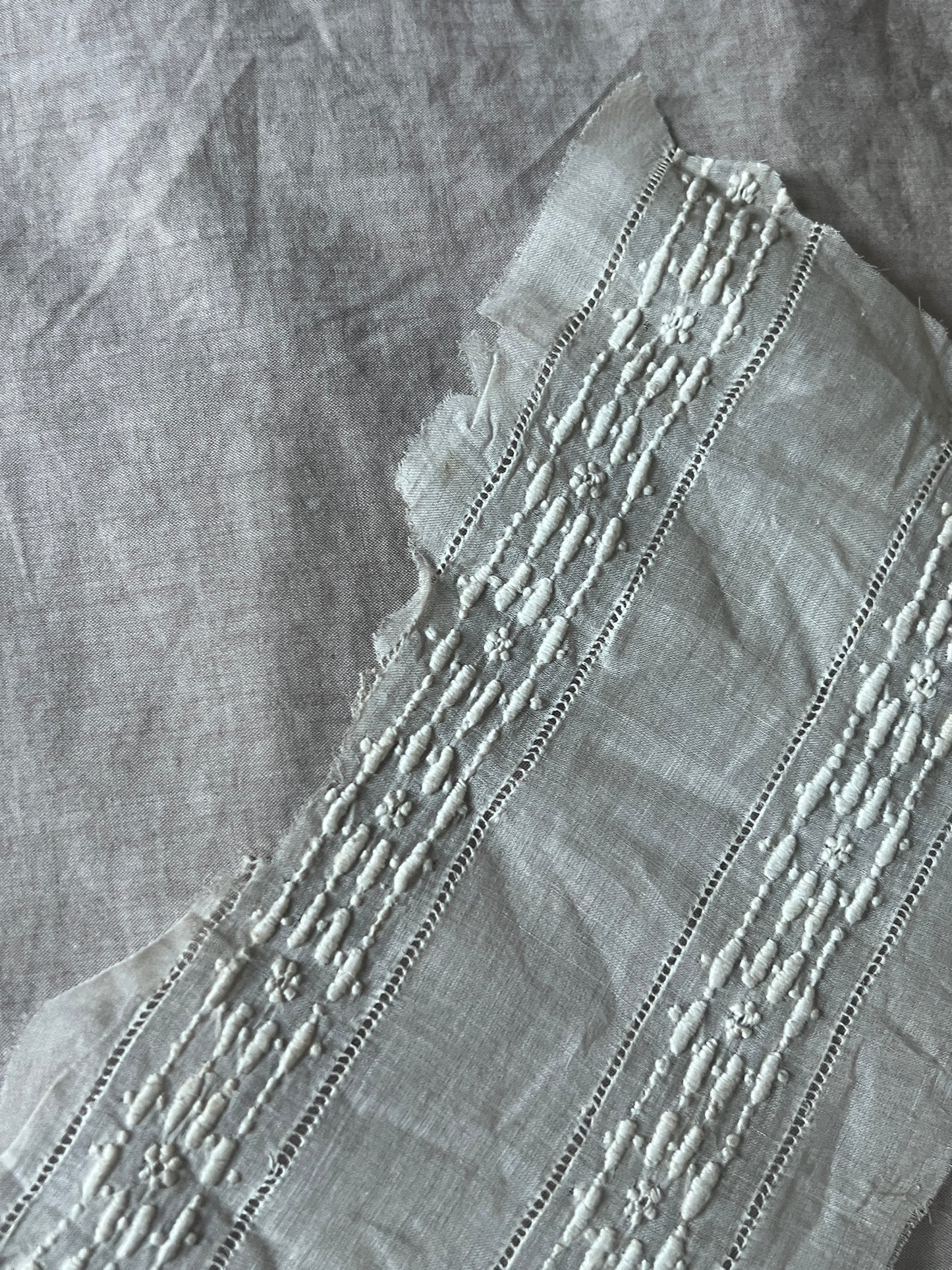 白刺繍布