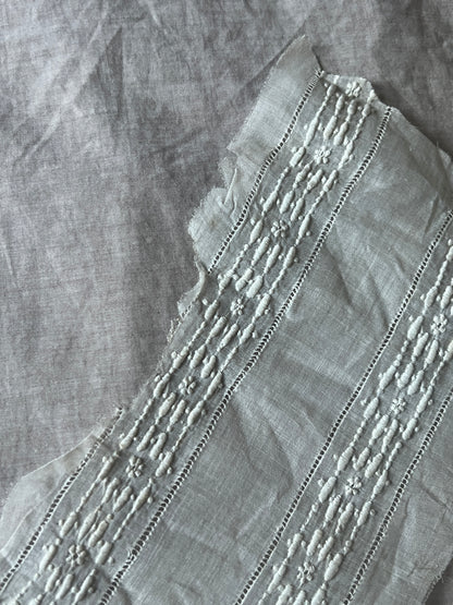 白刺繍布