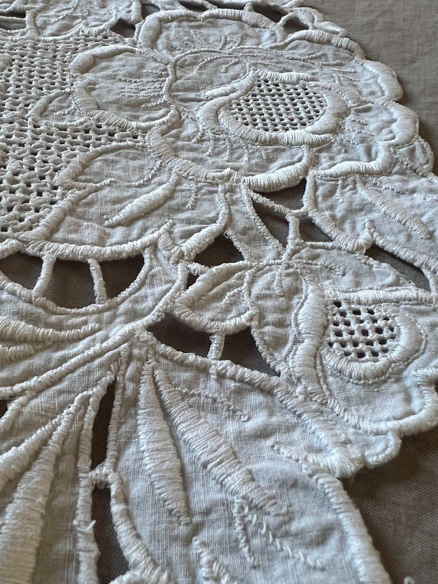 白刺繍円形クロス