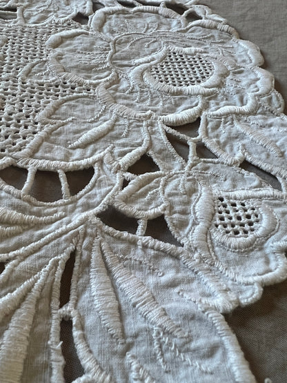 白刺繍円形クロス