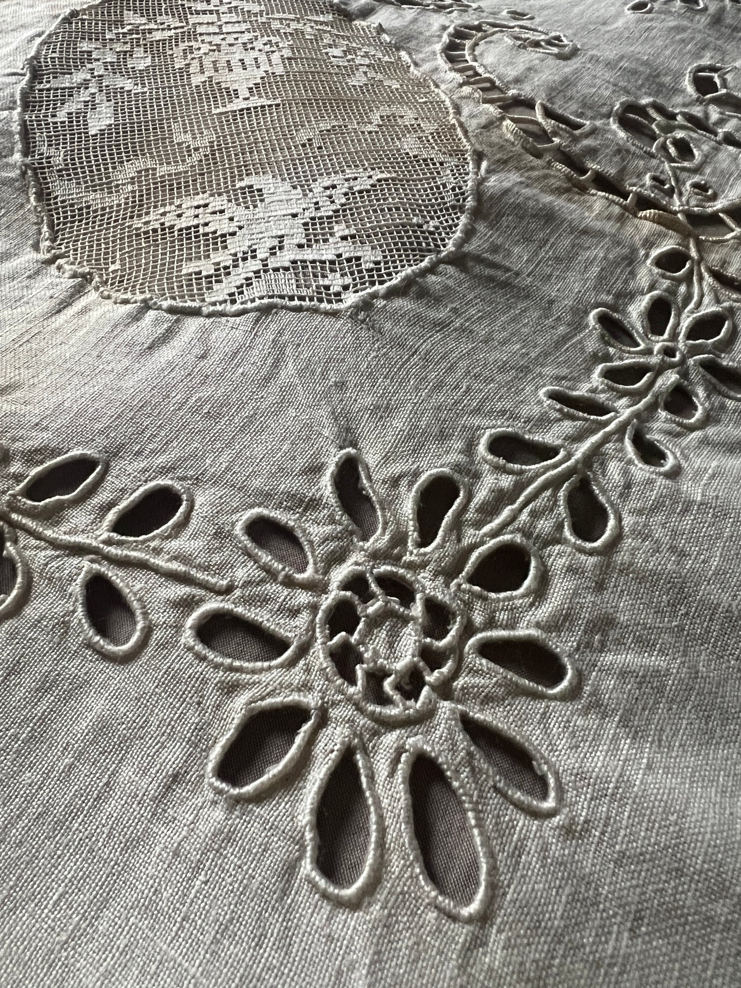 ★刺繍とレースの正方形クロス