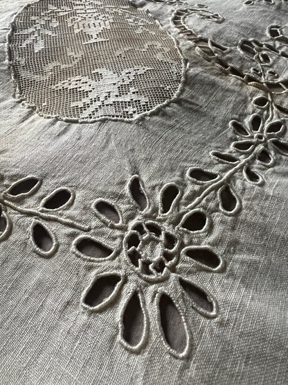 ★刺繍とレースの正方形クロス
