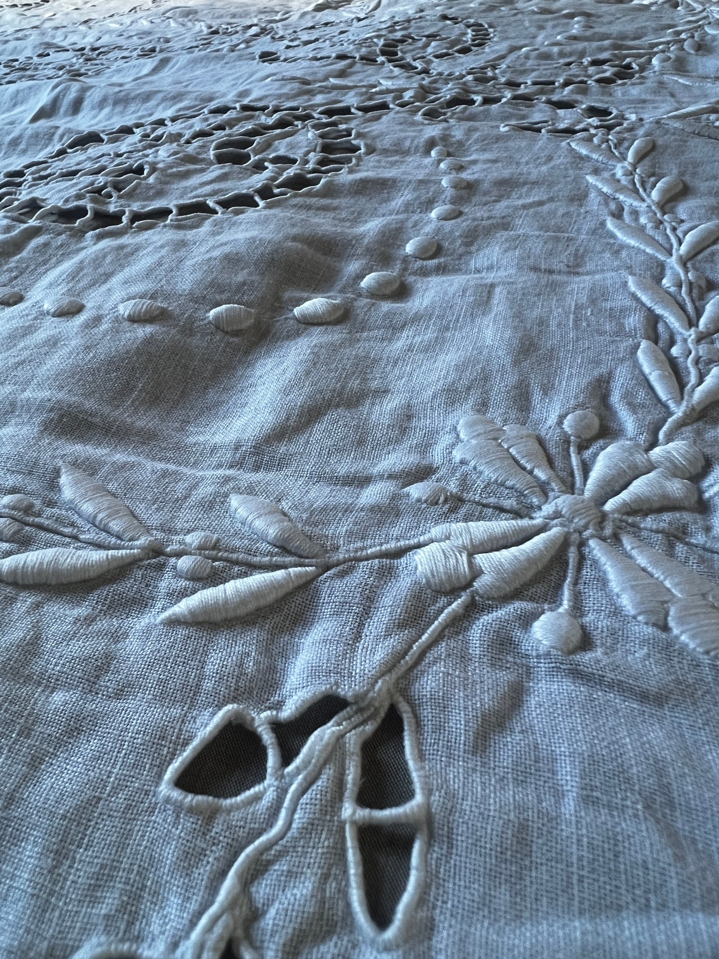 カットワークク刺繍大判クロス